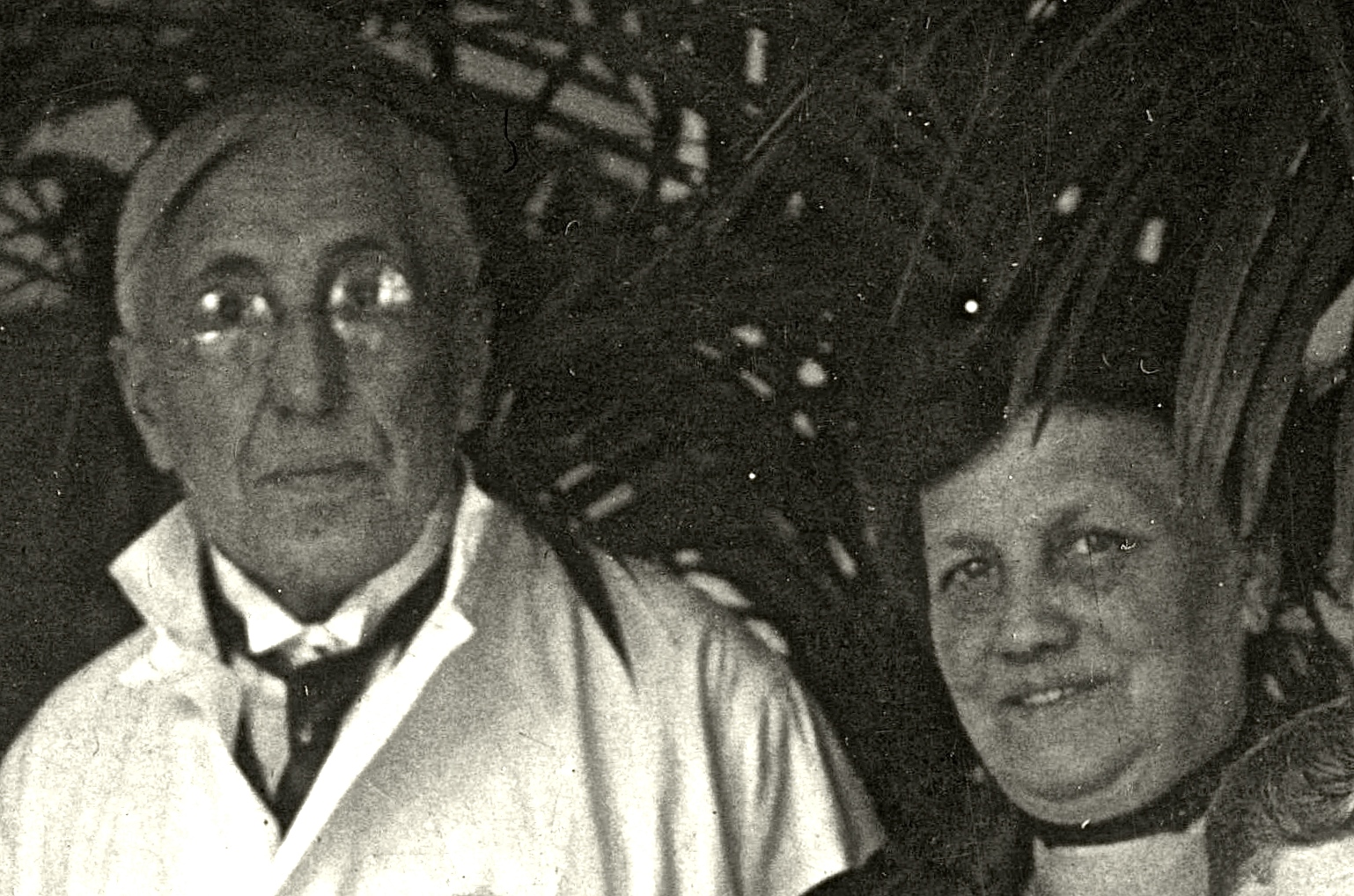 Derk Willem Ekker en Regina Rijshouwer in de polikliniek van het  Westeinde ziekenhuis 21 mei 1927. Zij waren toen respectievelijk 65 en 58 jaar oud
