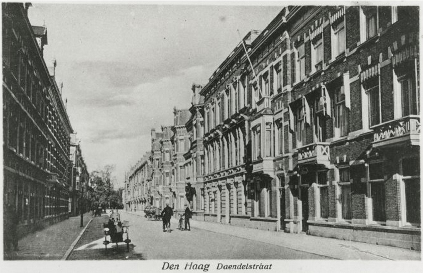 Daendelsstraat thv nr 44 rechts gnd de Bezuidenhoutseweg.jpg