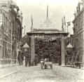 1898 Daendelsstraat erepoort tgv. inhuldiging van koningin Wilhelmina - Version 2.jpg