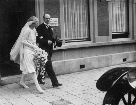 Het bruidspaar komt uit het huis van grootouders Ekker in de Coenstraat-Den Haag