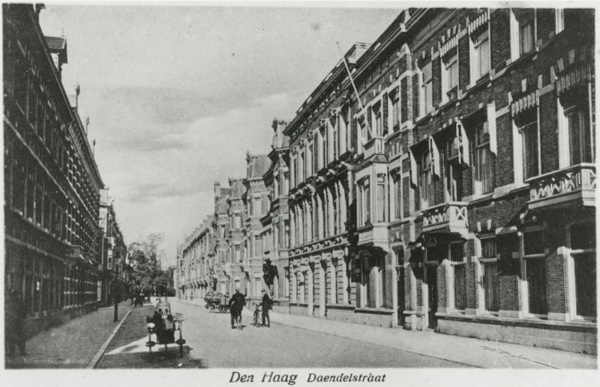 Daendelsstraat thv nr 44 rechts gnd de Bezuidenhoutseweg.jpg