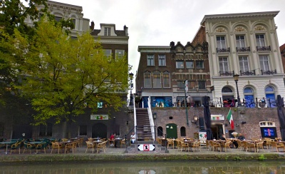 De Oudegracht in Utrecht tegenwoordig met doorkijkje naar de Drieharingsteeg, waar Johannes Armee leefde medio 19e eeuw.